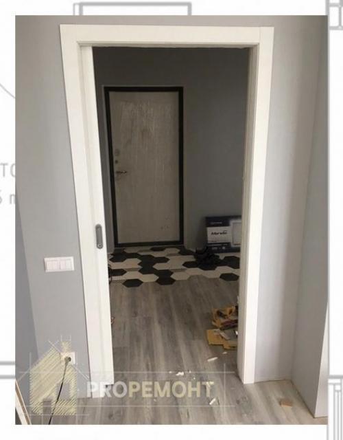 В малогабаритной квартире настолько недостаточно места, что даже открывающаяся створка межкомнатной двери создаёт неудобство. 01