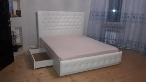 Кровать женскими руками. 07