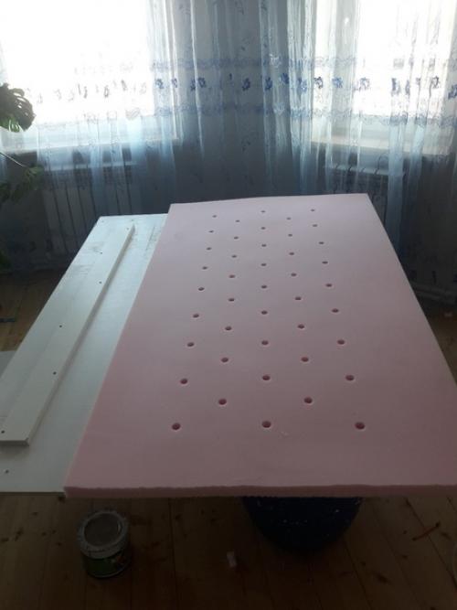 Кровать женскими руками. 01