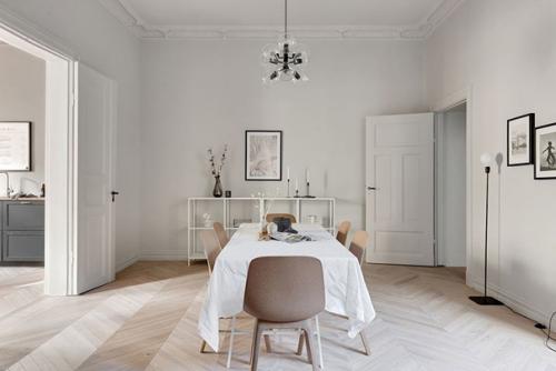 Деревянные белые двери, в отличие от пластиковых, отлично смотрятся в любых квартирах, от классических до ультрасовременных. 05