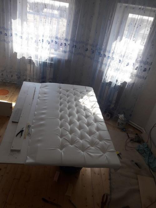 Кровать женскими руками. 05