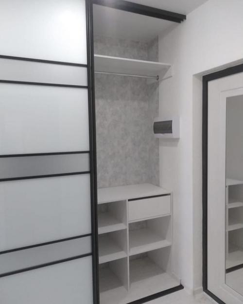 До ремонт тут стояла стандартная прихожая и комод. 02