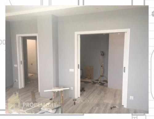 В малогабаритной квартире настолько недостаточно места, что даже открывающаяся створка межкомнатной двери создаёт неудобство. 02