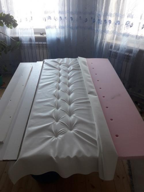 Кровать женскими руками. 03