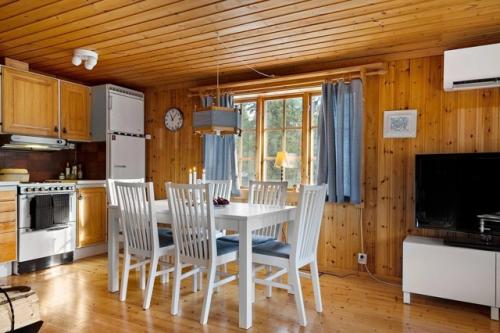 Эта дача - как из рождественской сказки: компактная, тёплая, продуманная до мелочей. 03