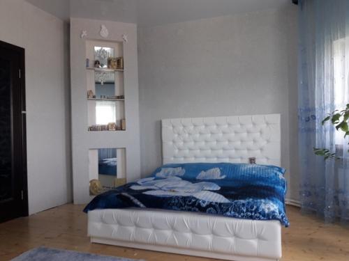 Кровать женскими руками. 08