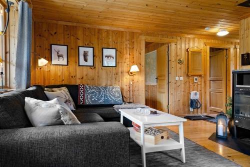 Эта дача - как из рождественской сказки: компактная, тёплая, продуманная до мелочей. 06