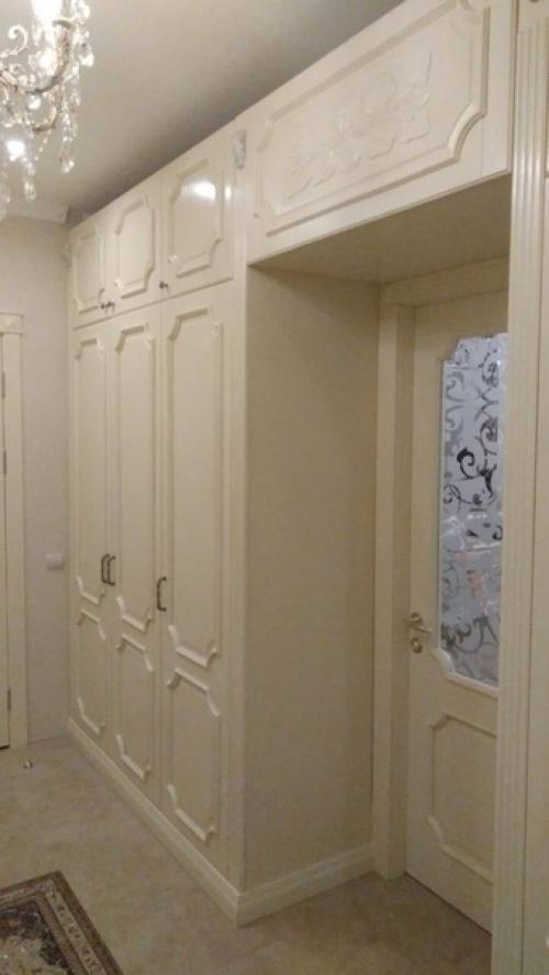 В последнее время клиенты все чаще заказывают мебель в обрамлении окон, дверей, мебели. 01