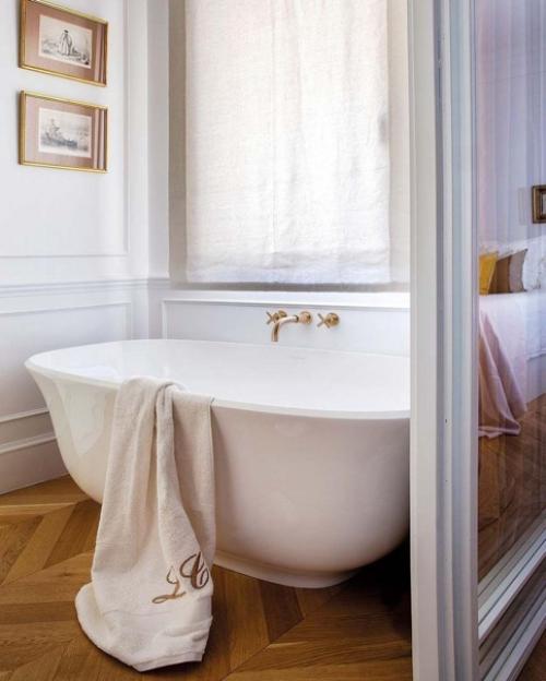 Очень светлый и солнечный интерьер квартиры с белоснежным оформлением. 07