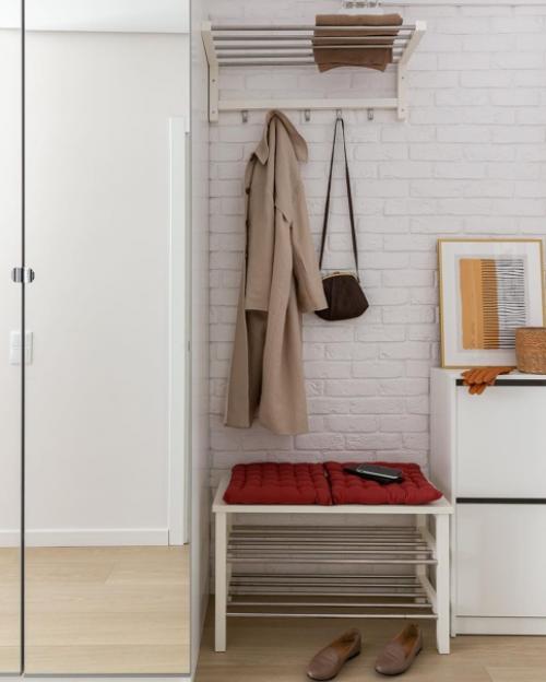 Квартиру сначала делали для молодой семьи, но затем у заказчиков изменились планы и решили доделывать ремонт под сдачу. 09