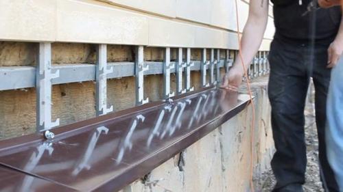 Выбор и установка отливов на цоколь дома. 03