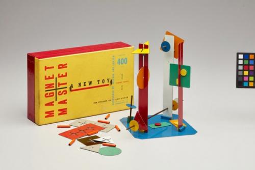 В 1950-х в дизайне произошел настоящий бум, связанный с появлением новых материалов, ростом потребления и платежеспособностью среднего класса. 03