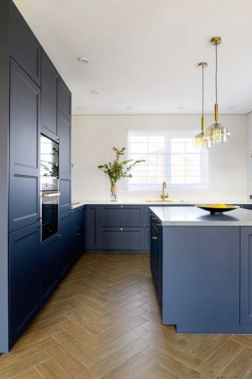 В этом пространстве нашёлся гармоничный диалог между современным скандинавским дизайном и тёплыми деталями прошлого. 06