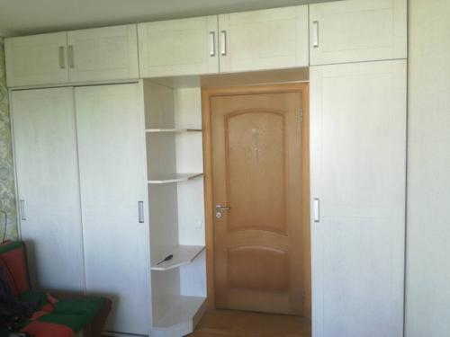 В последнее время клиенты все чаще заказывают мебель в обрамлении окон, дверей, мебели. 03