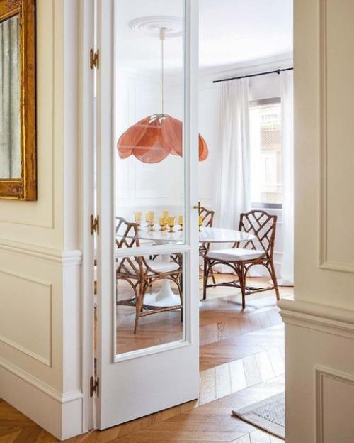 Очень светлый и солнечный интерьер квартиры с белоснежным оформлением. 01