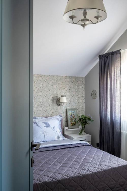 В этом пространстве нашёлся гармоничный диалог между современным скандинавским дизайном и тёплыми деталями прошлого. 03