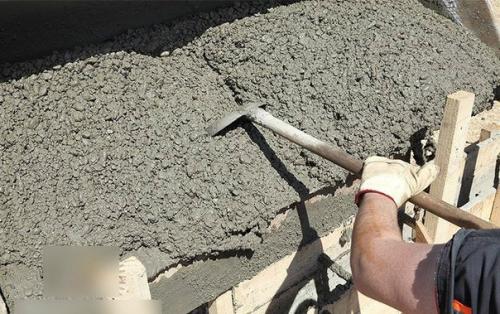 Как построить недорогой забор из необрезной доски. 01 Как построить недорогой забор из необрезной доски. 01