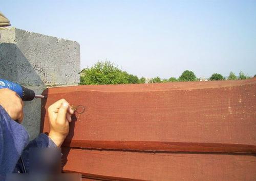 Как построить недорогой забор из необрезной доски. 06 Как построить недорогой забор из необрезной доски. 06