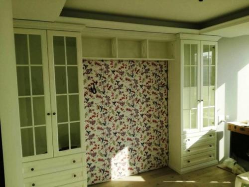 В последнее время клиенты все чаще заказывают мебель в обрамлении окон, дверей, мебели. 04