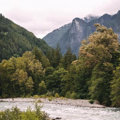 На фото домик из США проломает подборку A - Frame без панорамного остекления фасада. 08