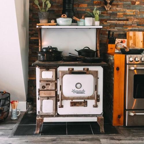 На фото домик из США проломает подборку A - Frame без панорамного остекления фасада. 04