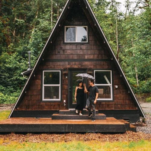 На фото домик из США проломает подборку A - Frame без панорамного остекления фасада. 01