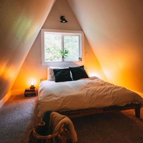 На фото домик из США проломает подборку A - Frame без панорамного остекления фасада. 07