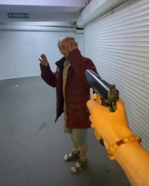 Что будет, если дать на клык бомжу в носках? 03