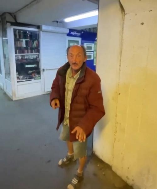 Что будет, если дать на клык бомжу в носках? 02