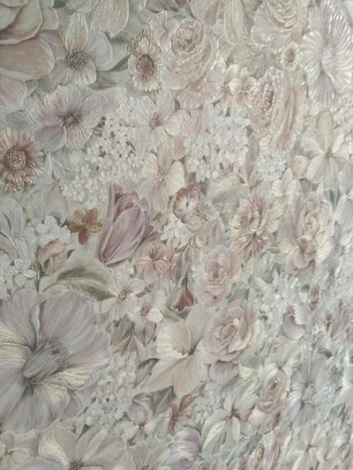 Скажите, кто-то сталкивался с такой ситуацией - поклеили обои и видны полосы при определенным углом и освещении. 02