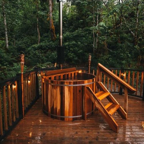 На фото домик из США проломает подборку A - Frame без панорамного остекления фасада. 02