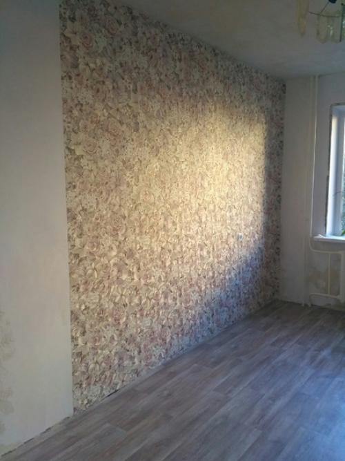 Скажите, кто-то сталкивался с такой ситуацией - поклеили обои и видны полосы при определенным углом и освещении. 01