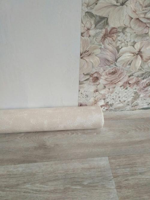 Скажите, кто-то сталкивался с такой ситуацией - поклеили обои и видны полосы при определенным углом и освещении. 03