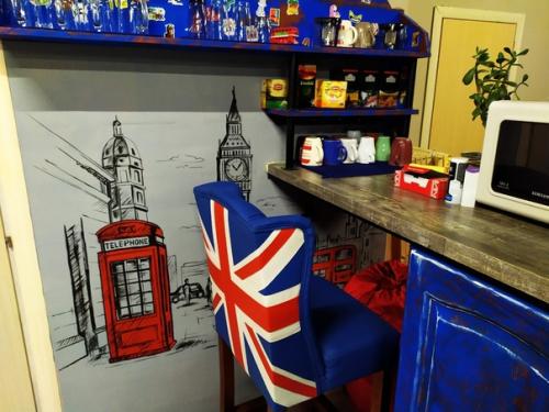 Антикафе делали своими руками, я разрисовывала стены. 01