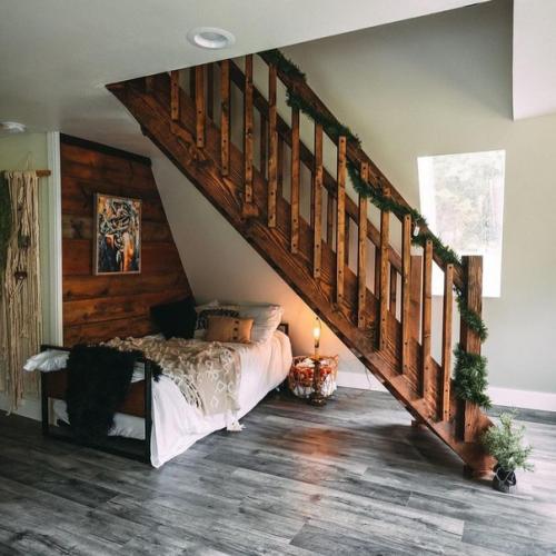 На фото домик из США проломает подборку A - Frame без панорамного остекления фасада. 06