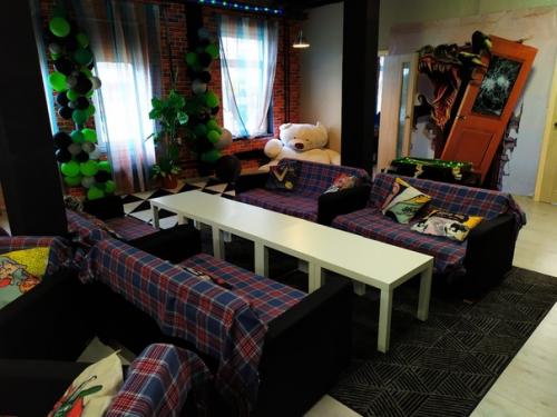 Антикафе делали своими руками, я разрисовывала стены. 04