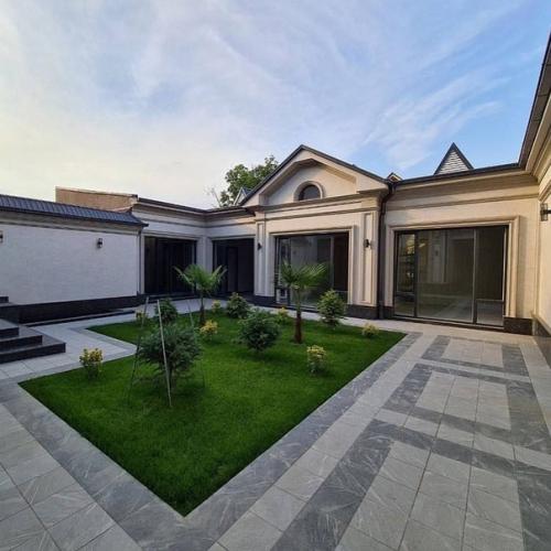 Шикарный загородный дом после строительства. 01