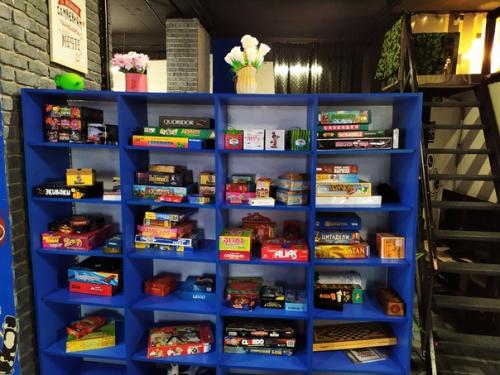 Антикафе делали своими руками, я разрисовывала стены. 05