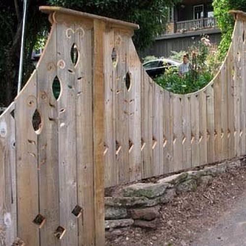 Красивые деревянные заборы и ворота - редкость в наш прагматичный век. 02