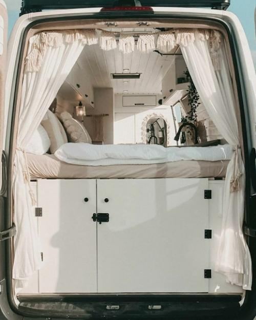 Девушка своими руками навела порядок в небольшой газельке и теперь путешествует по миру. 05