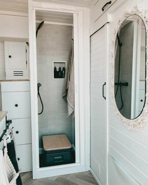 Девушка своими руками навела порядок в небольшой газельке и теперь путешествует по миру. 08