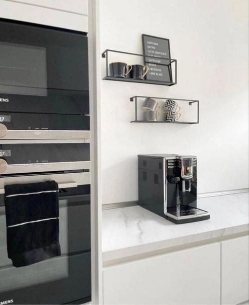 Белоснежная глянцевая кухня в загородном доме. 05