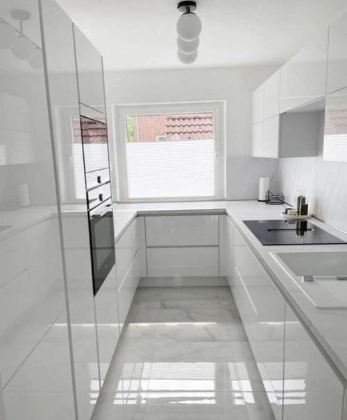 Белоснежная глянцевая кухня в загородном доме. 04