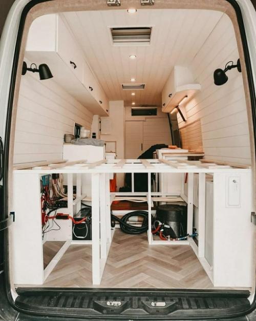 Девушка своими руками навела порядок в небольшой газельке и теперь путешествует по миру. 04