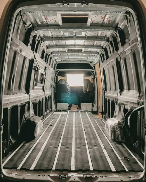 Девушка своими руками навела порядок в небольшой газельке и теперь путешествует по миру. 02