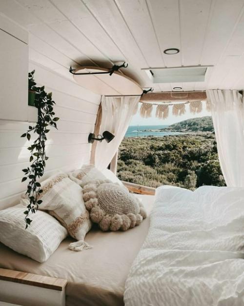 Девушка своими руками навела порядок в небольшой газельке и теперь путешествует по миру. 07