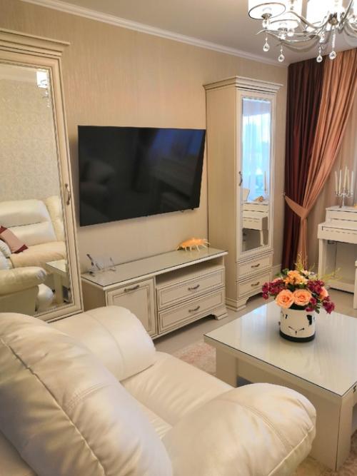 Уважаемые знатоки!  Подскажите, пожалуйста, надо ли на стену над диваном вешать картину? 01