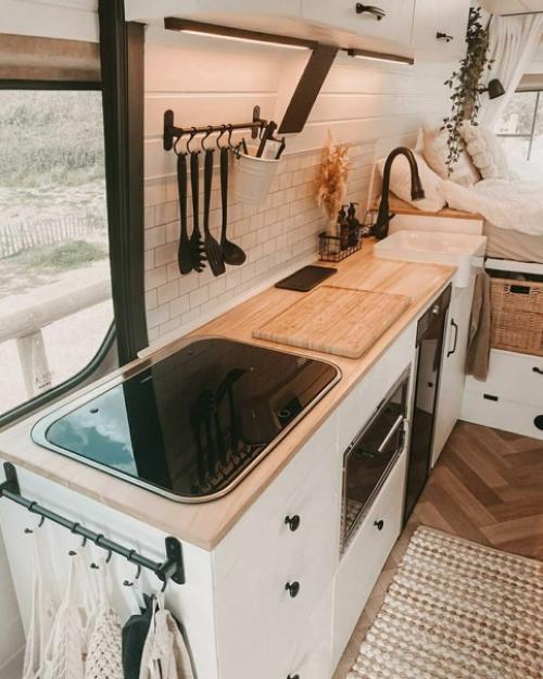 Девушка своими руками навела порядок в небольшой газельке и теперь путешествует по миру. 06