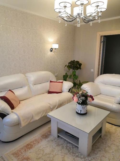 Уважаемые знатоки!  Подскажите, пожалуйста, надо ли на стену над диваном вешать картину? 04