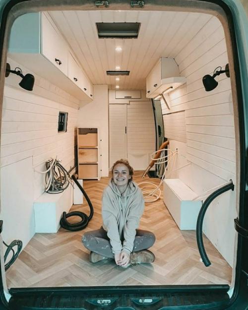 Девушка своими руками навела порядок в небольшой газельке и теперь путешествует по миру. 03